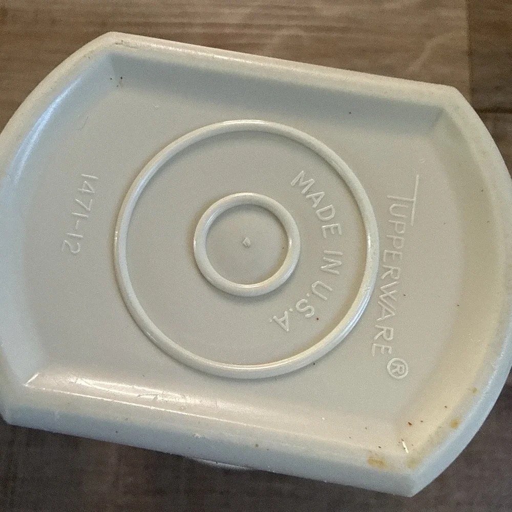Tupperware Vintage Beige Plastic Salt & Pepper Shakers w/ Lids Small 1471